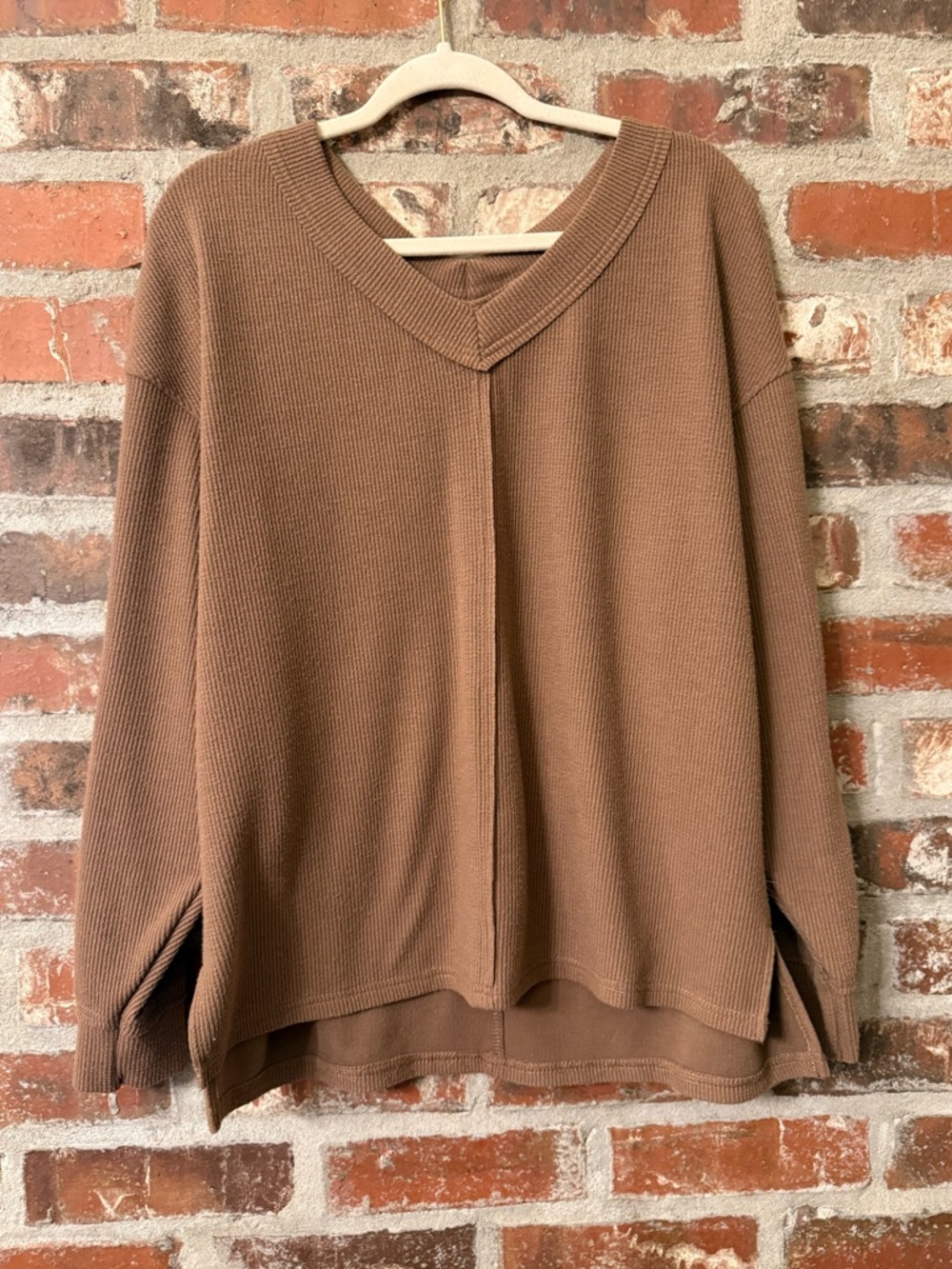 T93 - Women's V-Neck Ribbed Knit Sweatshirt in Brown